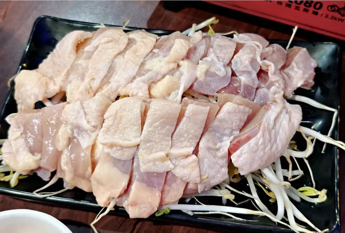 最低只要220元!40款韓式小菜、飲料吃到飽,肉控必嗑「巨無霸銅盤烤肉」 銅盤烤肉深受食客喜愛,提供豐富的食材選擇,包括魷魚、豬肉、雞肉、牛肉等。