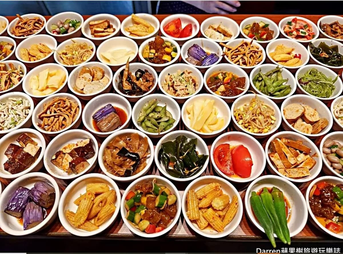 最低只要220元!40款韓式小菜、飲料吃到飽,肉控必嗑「巨無霸銅盤烤肉」 餐廳提供多達40種韓式小菜,種類涵蓋蔬菜、炸物、甜品等。