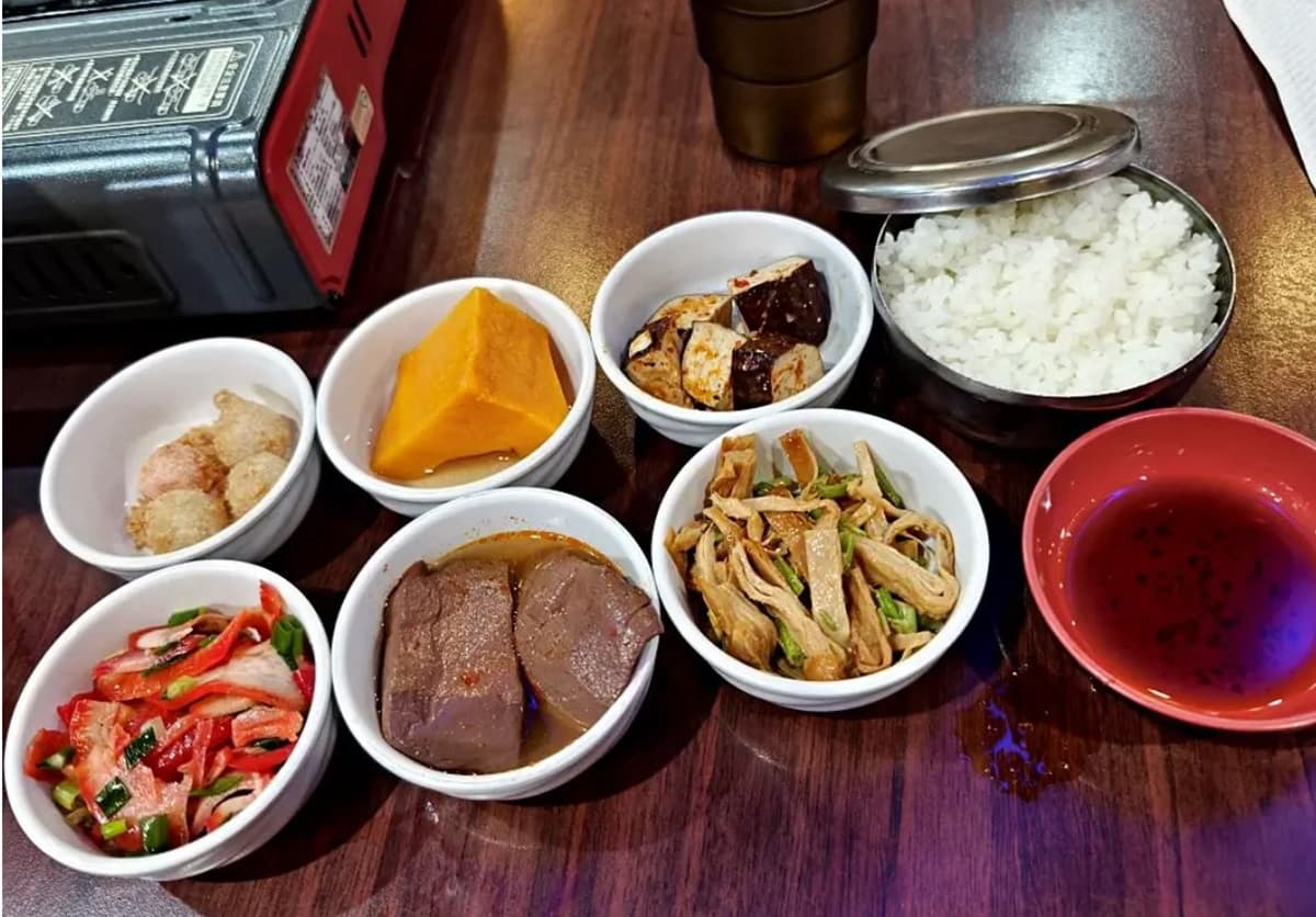 最低只要220元!40款韓式小菜、飲料吃到飽,肉控必嗑「巨無霸銅盤烤肉」 所有小菜整齊排放,視覺效果極具吸引力,且每次來訪,小菜都會有所不同。