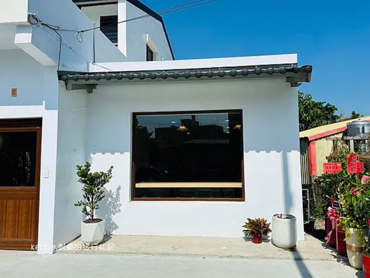 老宅變身韓系咖啡廳!芳苑小鎮「純白咖啡廳」IG爆紅,店觀、網美窗景必拍 老宅變身韓系咖啡廳!芳苑小鎮「純白咖啡廳」IG爆紅,店觀、網美窗景必拍