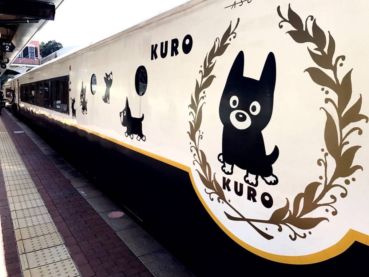 超人氣觀光列車!搭「小黑狗火車」玩九州,親子專屬球池、咖啡店小孩High翻 超人氣觀光列車!搭「小黑狗火車」玩九州,親子專屬球池、咖啡店小孩High翻
