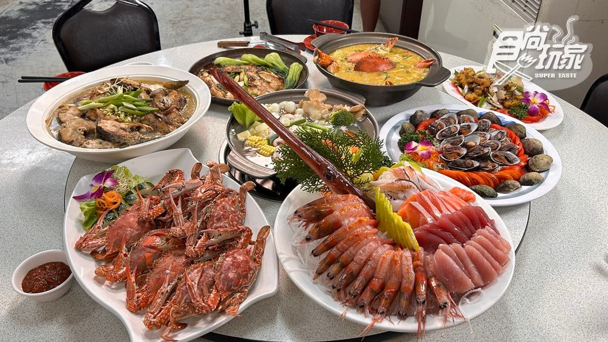 東港美食攻略!14家精選:黑鮪魚生魚片、平價海鮮餐廳、滿料飯湯 滿滿一大桌的海鮮十分豐盛。