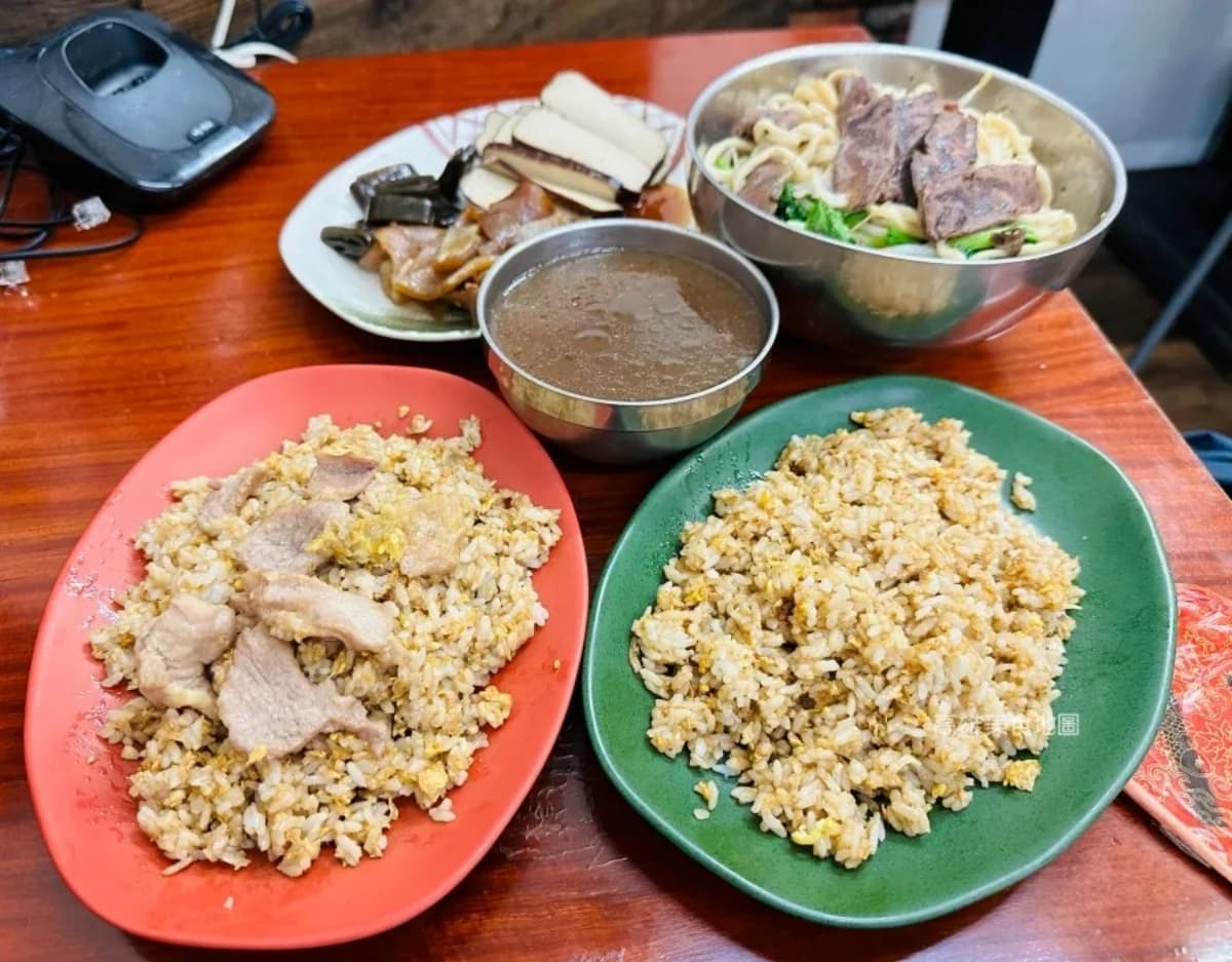 Google網評4.4顆星!40元蛋炒飯、牛肉乾拌麵附湯,高雄老字號牛肉麵超佛 Google網評4.4顆星!40元蛋炒飯、牛肉乾拌麵附湯,高雄老字號牛肉麵超佛