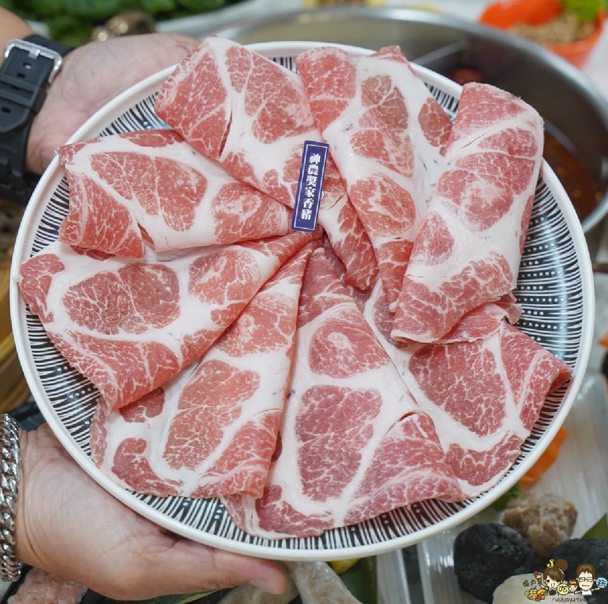 免費送100隻蝦!「麻辣鴛鴦鍋」名店必點神農奬家香豬,還有壽星幾歲送幾片肉 2、3月消費送50隻蝦!麻辣鍋最狂痛風優惠,壽星再送驚人「肉瀑布」