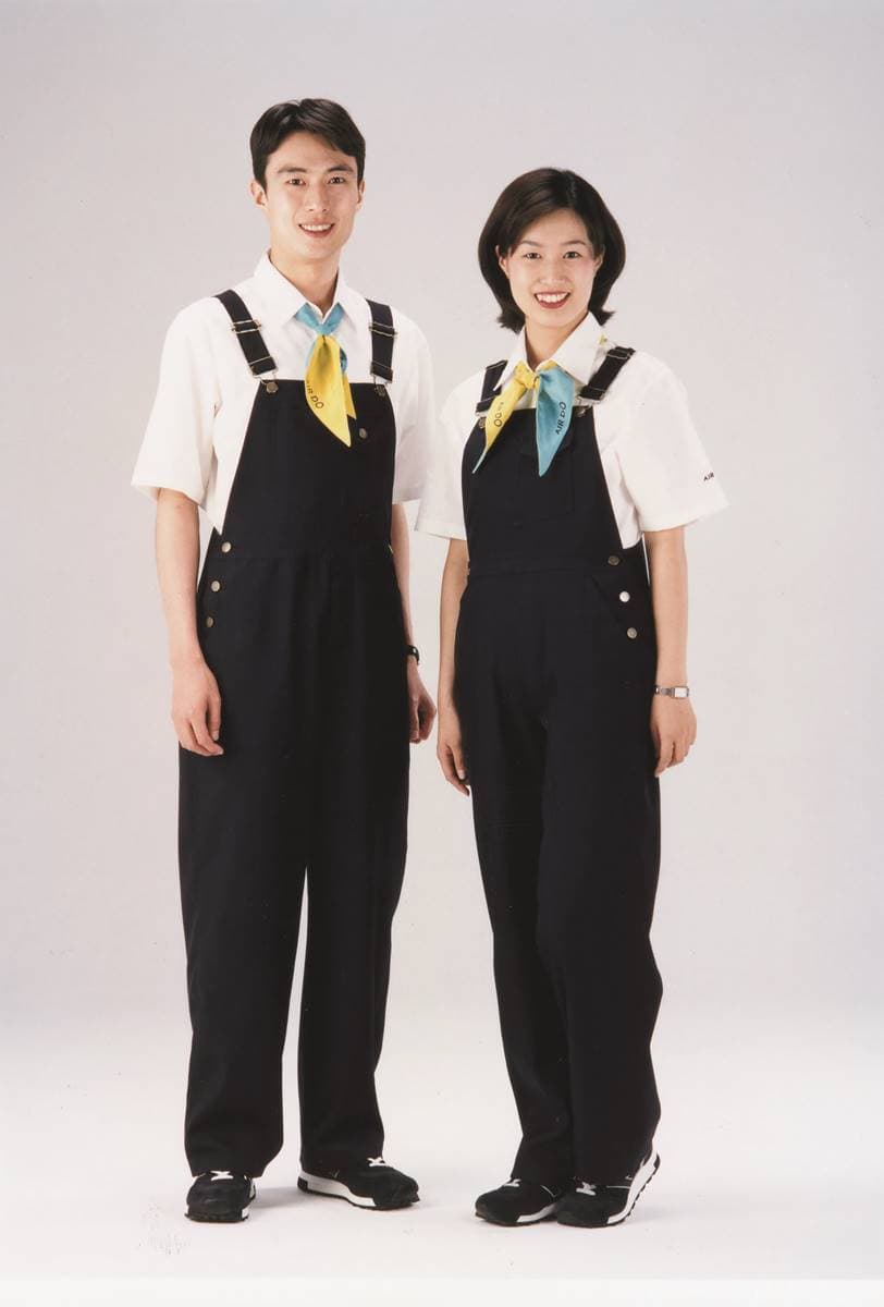 世界空服員制服特搜!日本「這航空」竟穿吊帶褲配球鞋,還有比基尼、太空裝 世界空服員制服特搜!日本「這航空」竟穿吊帶褲配球鞋,還有比基尼、太空裝
