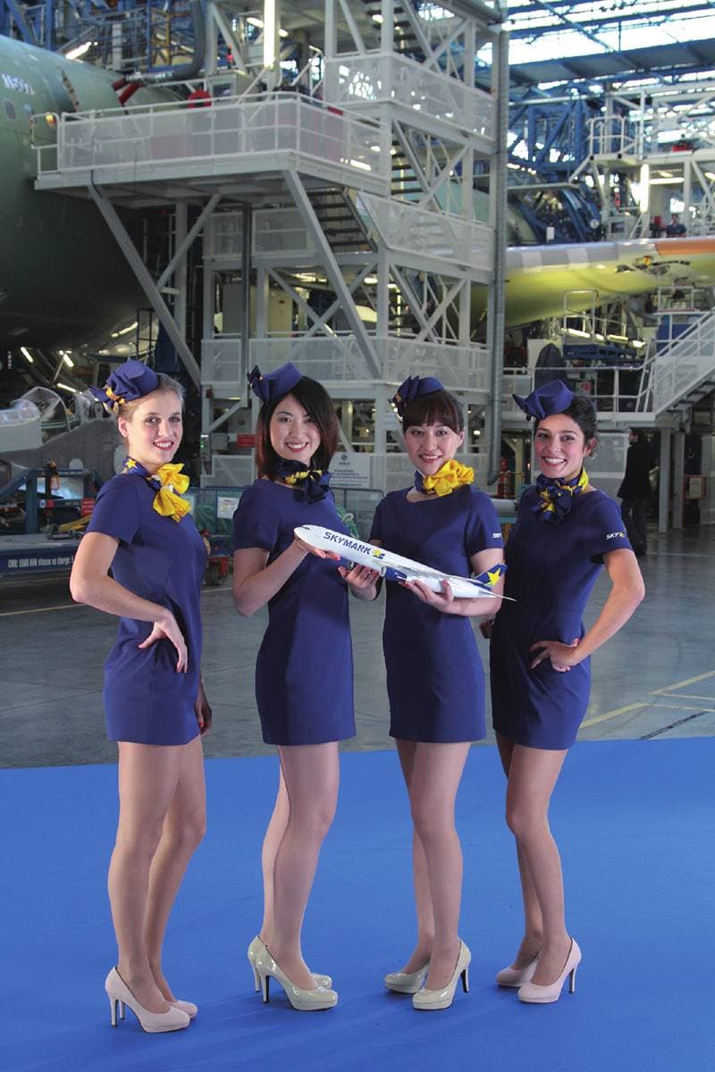 世界空服員制服特搜!日本「這航空」竟穿吊帶褲配球鞋,還有比基尼、太空裝 世界空服員制服特搜!日本「這航空」竟穿吊帶褲配球鞋,還有比基尼、太空裝