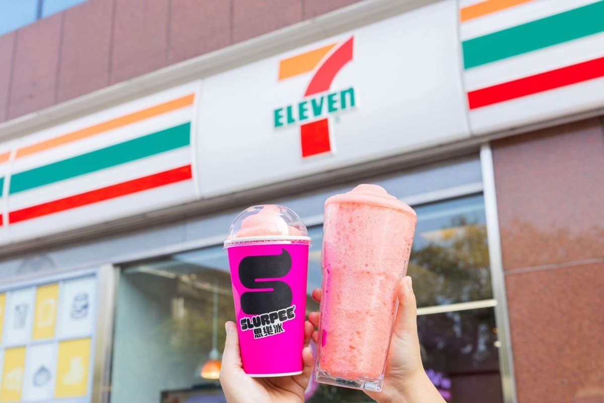 7-11「藍莓起司霜淇淋」買一送一!草莓季50款夯品:草莓思樂冰、熊抱哥周邊 7-11「藍莓起司霜淇淋」買一送一!草莓季50款夯品:草莓思樂冰、熊抱哥周邊