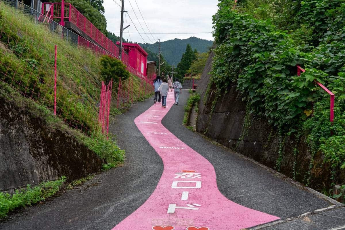 少女心大噴發!以戀愛為主題的「粉紅愛心車站」,結緣郵筒、繪馬牆IG爆紅 少女心大噴發!以戀愛為主題的「粉紅愛心車站」,結緣郵筒、繪馬牆IG爆紅