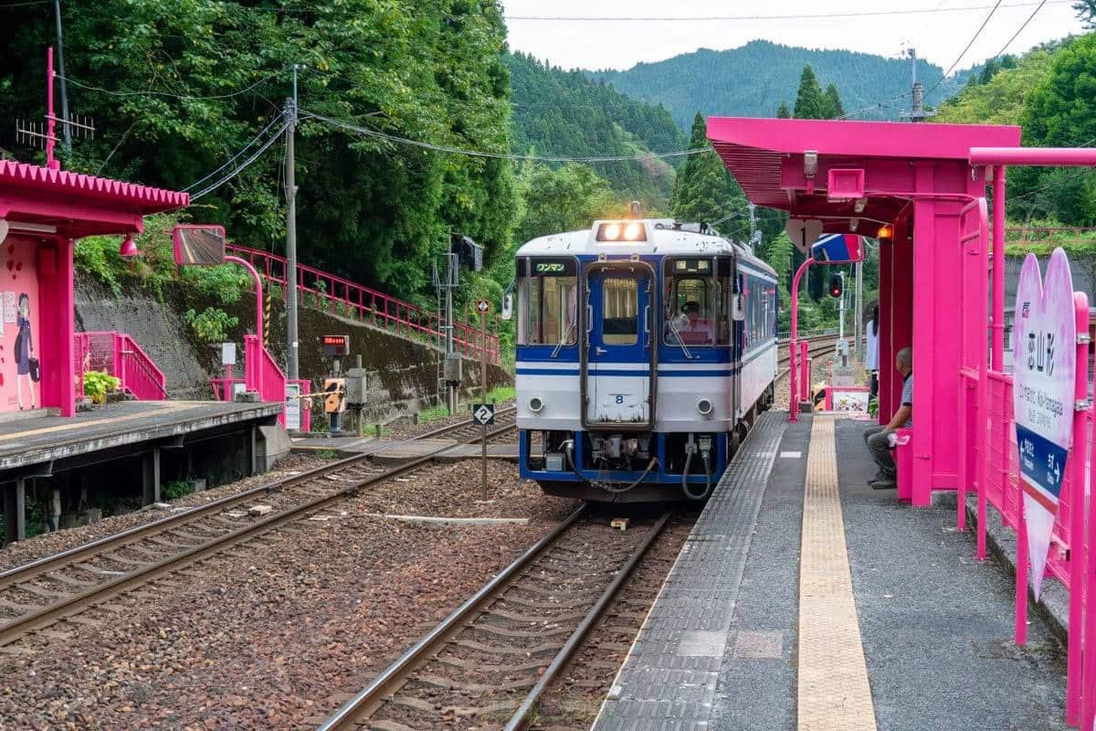 少女心大噴發!以戀愛為主題的「粉紅愛心車站」,結緣郵筒、繪馬牆IG爆紅 少女心大噴發!以戀愛為主題的「粉紅愛心車站」,結緣郵筒、繪馬牆IG爆紅