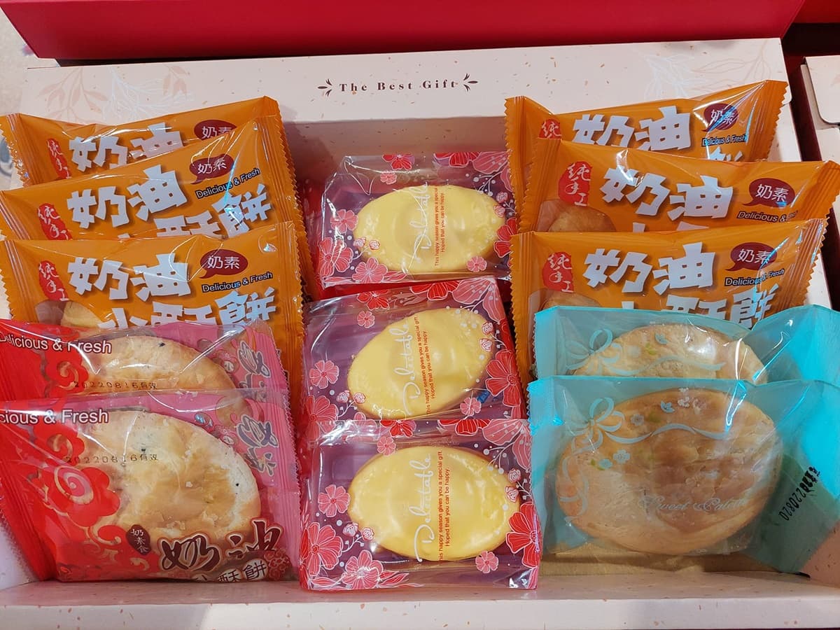 2025浮現祭:台中海線音樂冒險,探索周邊景點、清水美食一日遊 「吉圓品鮮餅舖」的奶油小酥餅,口感酥脆不甜膩,是搶手的台中伴手禮。