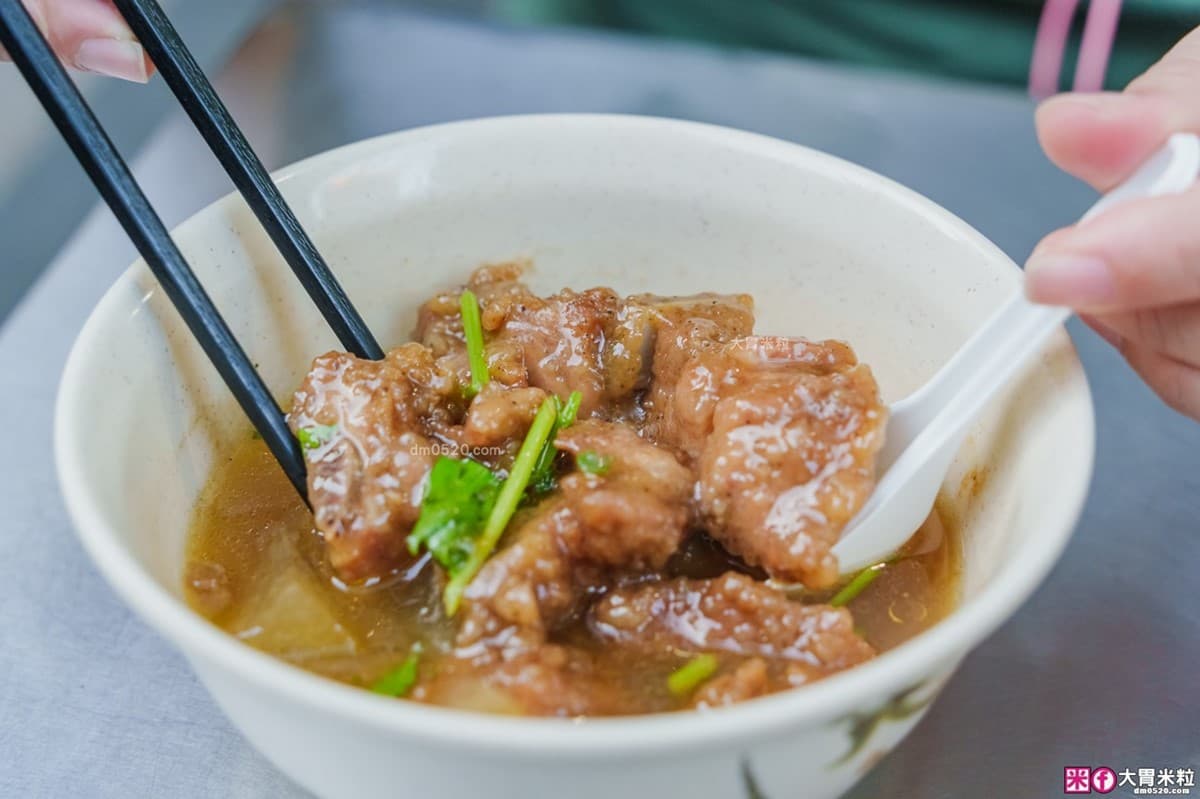 湳雅夜市美食TOP 10,解鎖板橋宵夜大本營!必吃麻油雞、和牛滷肉飯 湳雅夜市美食推薦:懷念排骨酥湯