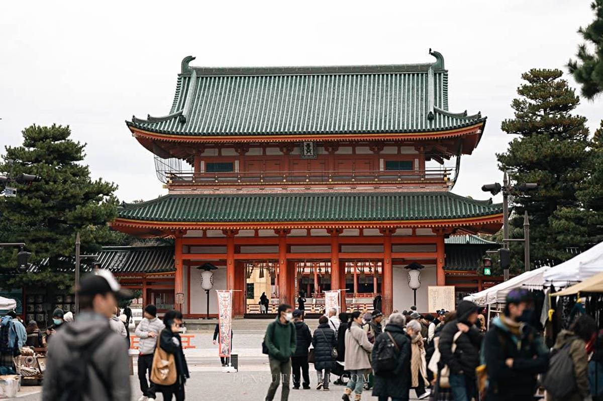 日本超人氣市集!京都尋寶必逛「平安蚤之市」,還能順吃50年拉麵老店 日本超人氣市集!京都尋寶必逛「平安蚤之市」,還能順吃50年拉麵老店