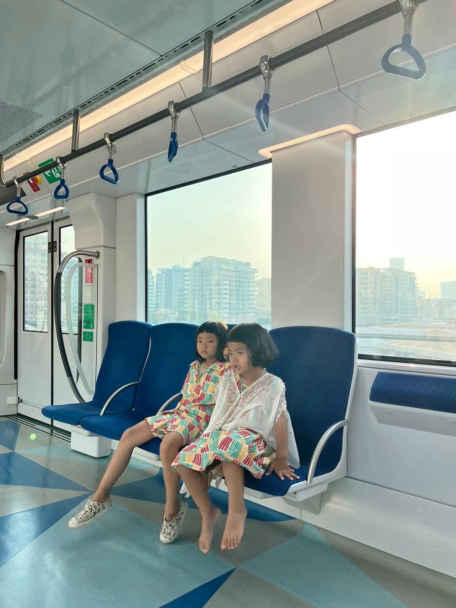 跟台灣一樣安全!中東「這城」手機放桌上不怕被偷,路邊等公車還有冷氣吹 跟台灣一樣安全!中東「這城」手機放桌上不怕被偷,路邊等公車還有冷氣吹