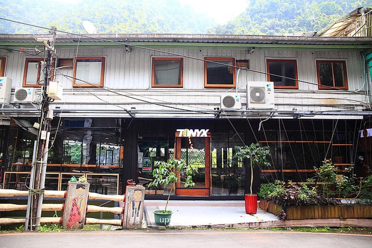 烏來「瀑布第一排」景觀咖啡廳!與世隔絕的玻璃貨櫃屋,超人氣不限時咖啡 烏來「瀑布第一排」景觀咖啡廳!與世隔絕的玻璃貨櫃屋,超人氣不限時咖啡