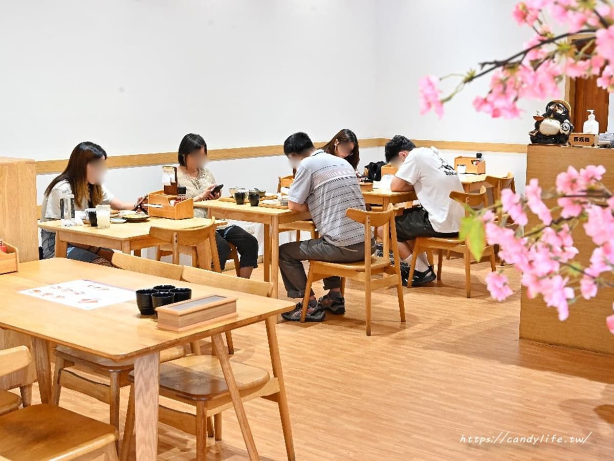 免費續飯湯、加高麗菜!台中首間「巨無霸炸豬排」太邪惡,狂嗑4公分厚究好豬 免費續飯湯、加高麗菜!台中首間「巨無霸炸豬排」太邪惡,狂嗑4公分厚究好豬