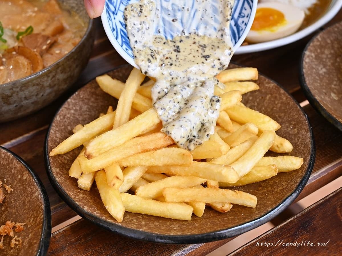 免費續飯湯、加高麗菜!台中首間「巨無霸炸豬排」太邪惡,狂嗑4公分厚究好豬 免費續飯湯、加高麗菜!台中首間「巨無霸炸豬排」太邪惡,狂嗑4公分厚究好豬