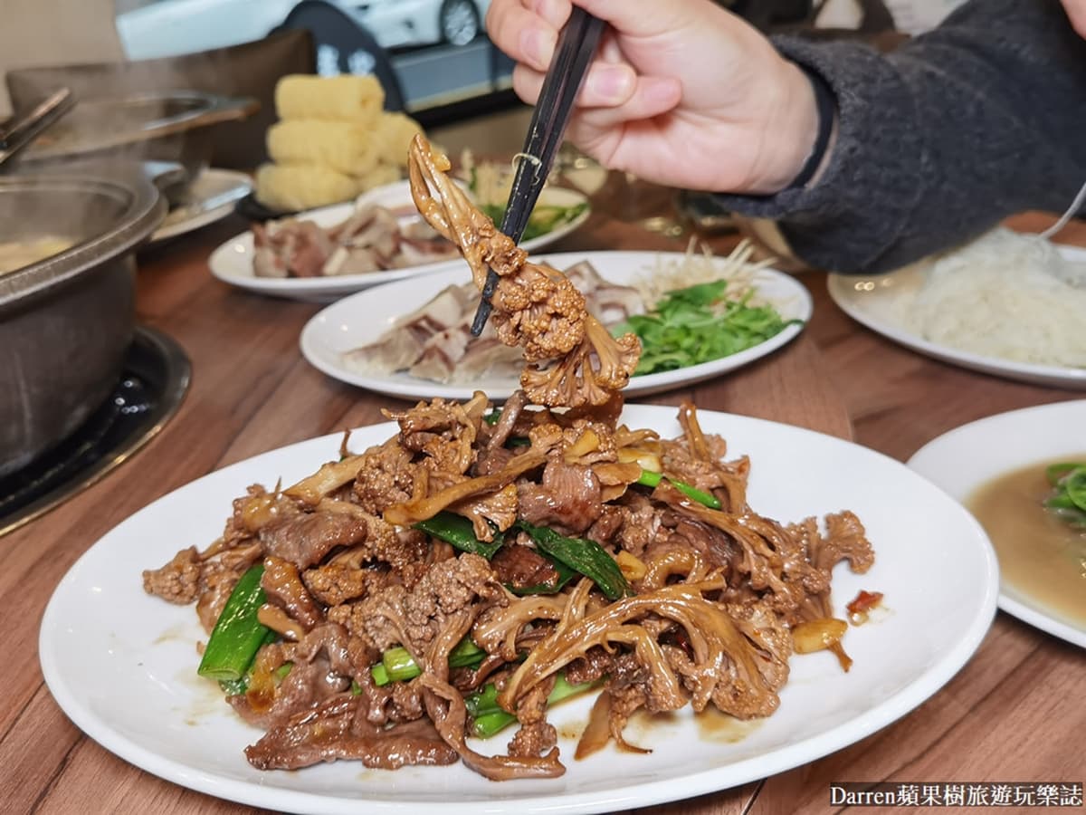 溫體羊肉鍋送肉塊、吸骨!必點白切羊三層、羊腦煎蛋,沾全台唯一羊油辣椒醬 溫體羊肉鍋送肉塊、吸骨!必點白切羊三層、羊腦煎蛋,沾全台唯一羊油辣椒醬