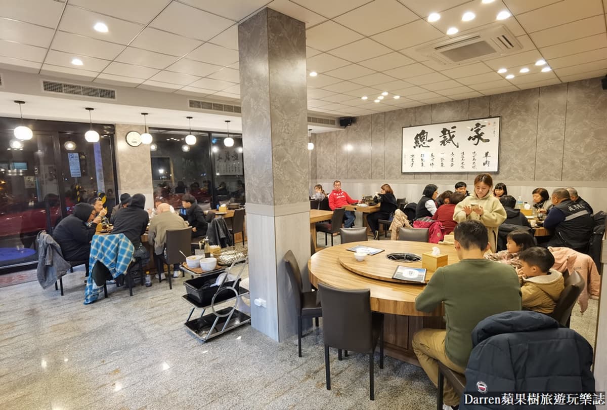 溫體羊肉鍋送肉塊、吸骨!必點白切羊三層、羊腦煎蛋,沾全台唯一羊油辣椒醬 溫體羊肉鍋送肉塊、吸骨!必點白切羊三層、羊腦煎蛋,沾全台唯一羊油辣椒醬