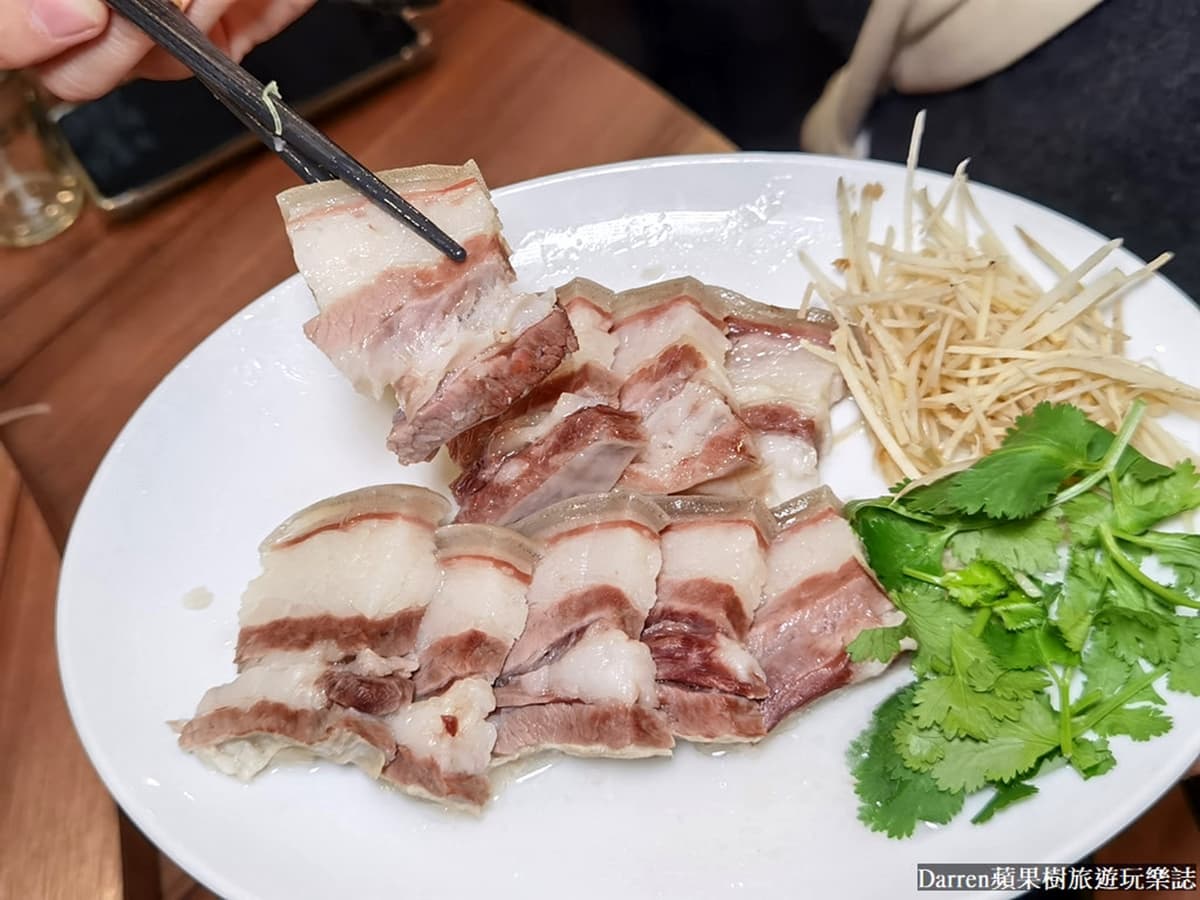 溫體羊肉鍋送肉塊、吸骨!必點白切羊三層、羊腦煎蛋,沾全台唯一羊油辣椒醬 溫體羊肉鍋送肉塊、吸骨!必點白切羊三層、羊腦煎蛋,沾全台唯一羊油辣椒醬