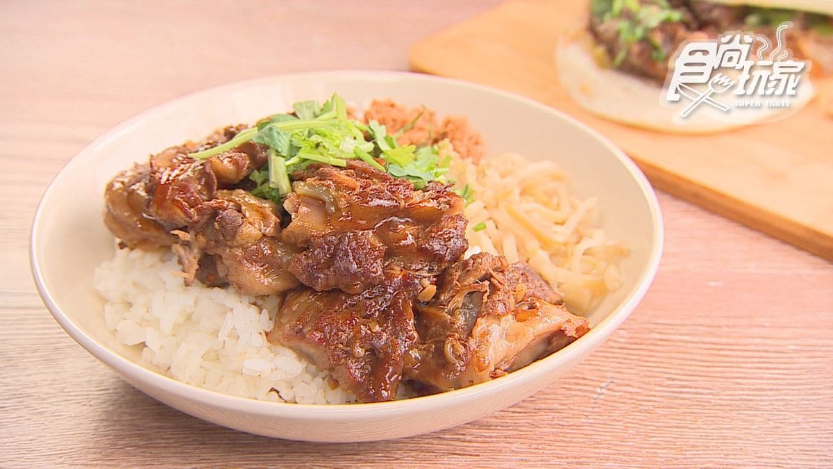 屏東小吃推薦!12家在地特色與隱藏美食,潮州牛肉麵、東港肉圓必吃清單 「軟骨飯加肉(大)」肉塊很大塊,滷得也很入味。