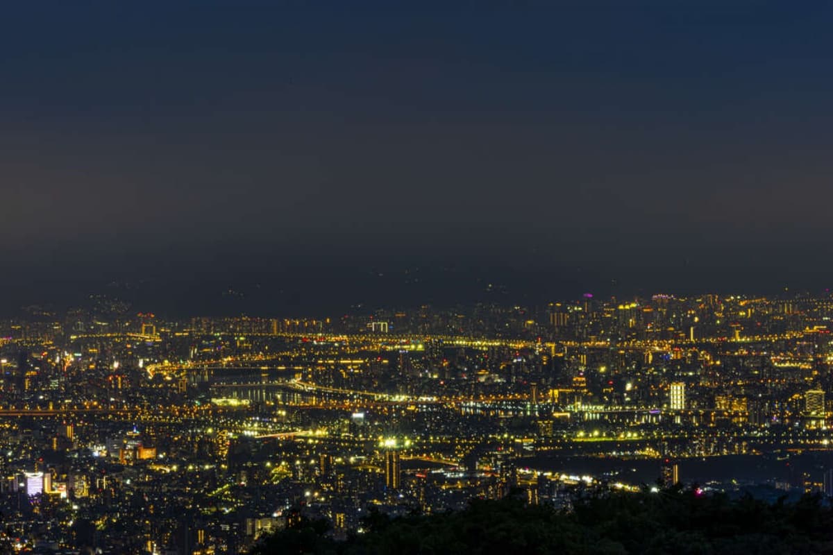 不輸陽明山夜景 !台北夜景人氣10大景點+8間夜景餐廳推薦,情侶約會必收 台北夜景6|文化大學後山:情人約會必訪景點