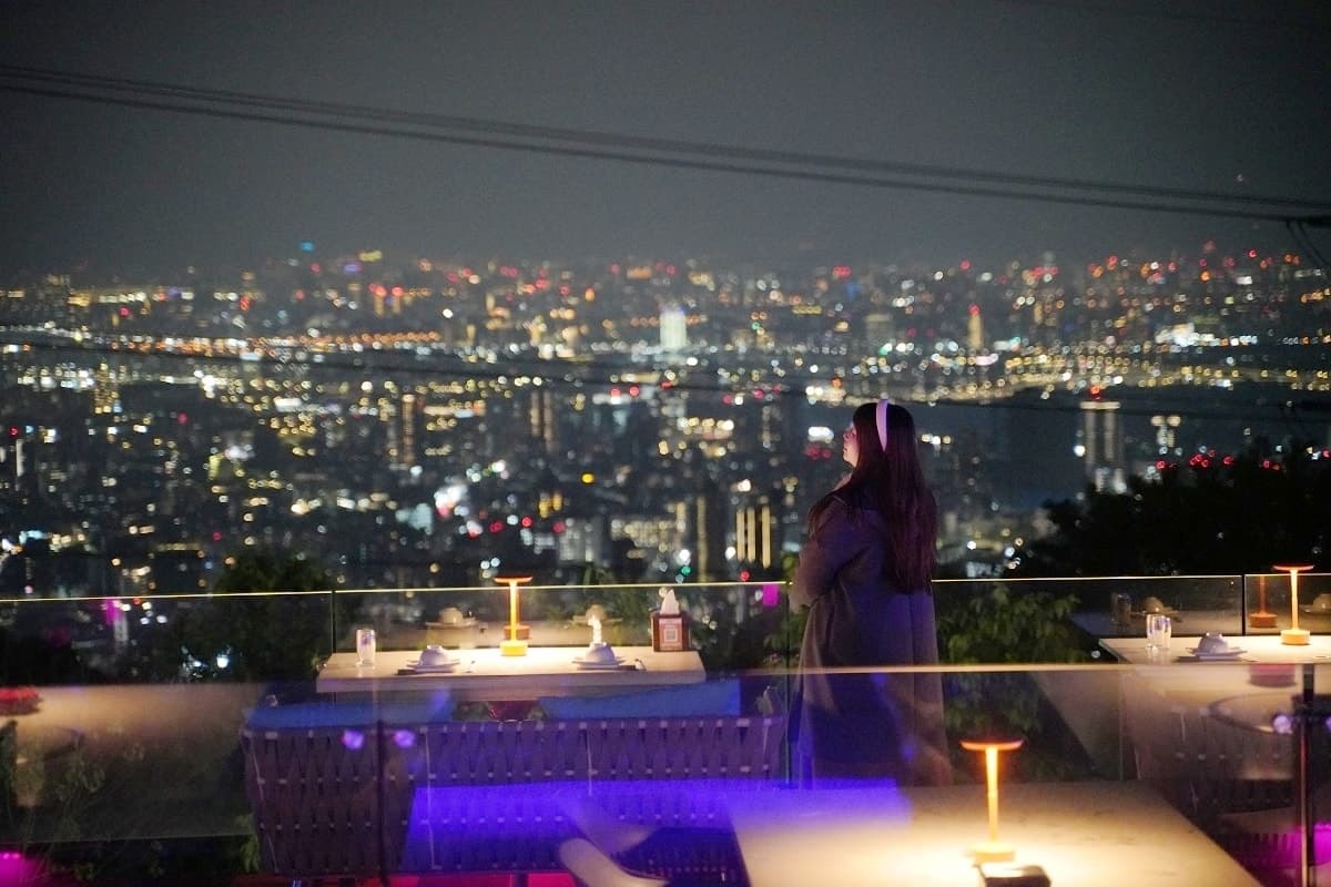 不輸陽明山夜景 !台北夜景人氣10大景點+8間夜景餐廳推薦,情侶約會必收 台北夜景餐廳6|八卦夜未眠:活體海鮮景觀餐廳