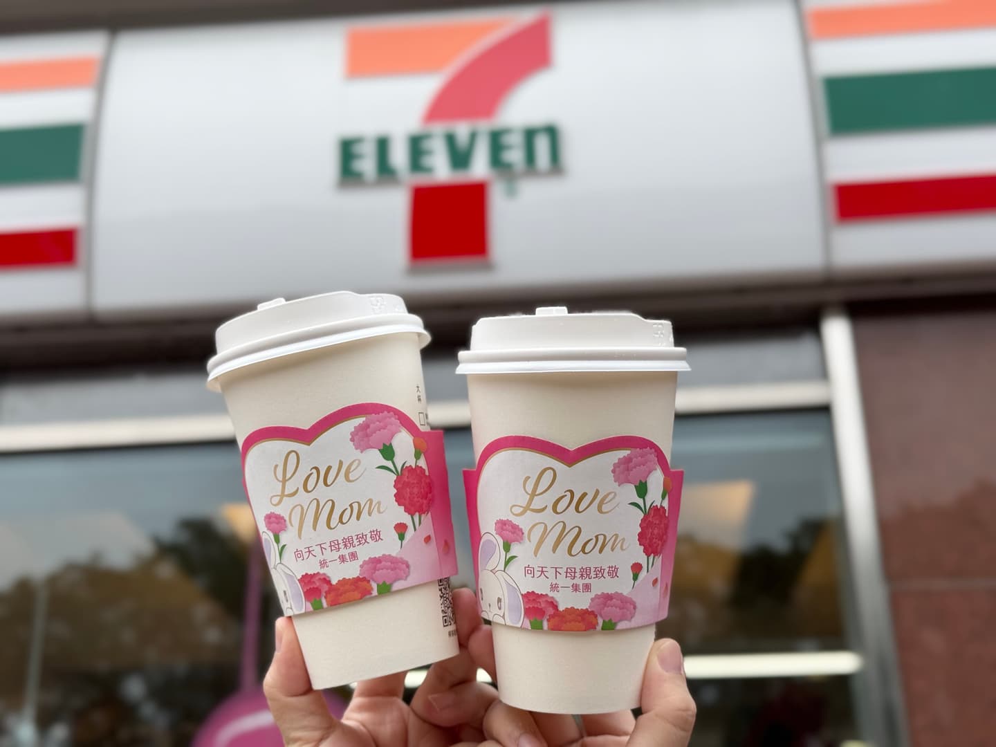超商首見「玫瑰造型霜淇淋」買一送一!全家、7-11母親節優惠,咖啡買一送一 超商首見「玫瑰造型霜淇淋」買一送一!全家、7-11母親節優惠,咖啡買一送一