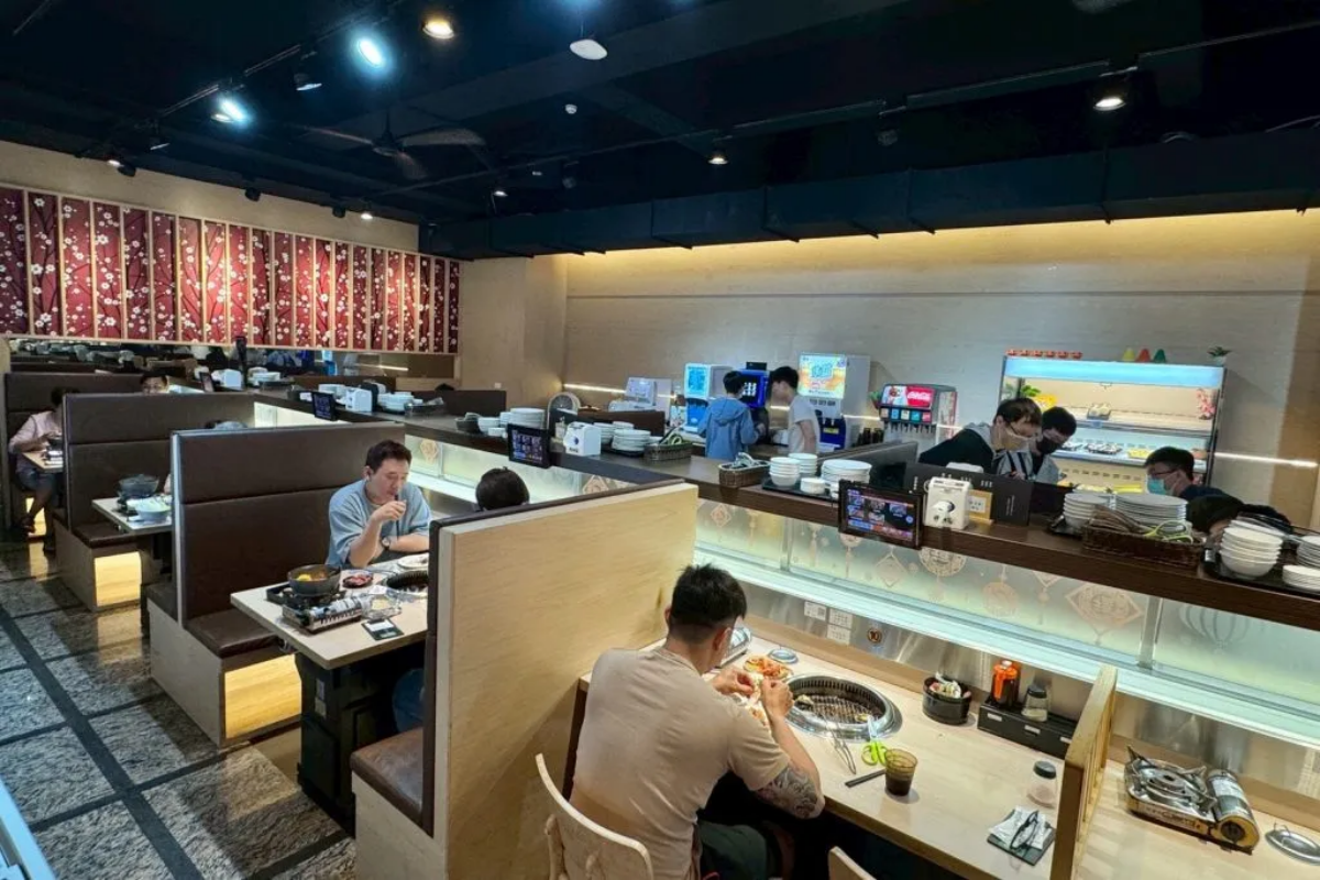 全台第一家軌道火烤兩吃!頂級海陸食材吃到飽689元起,加價啤酒無限暢飲 全台第一家軌道火烤兩吃!頂級海陸食材吃到飽689元起,加價啤酒無限暢飲