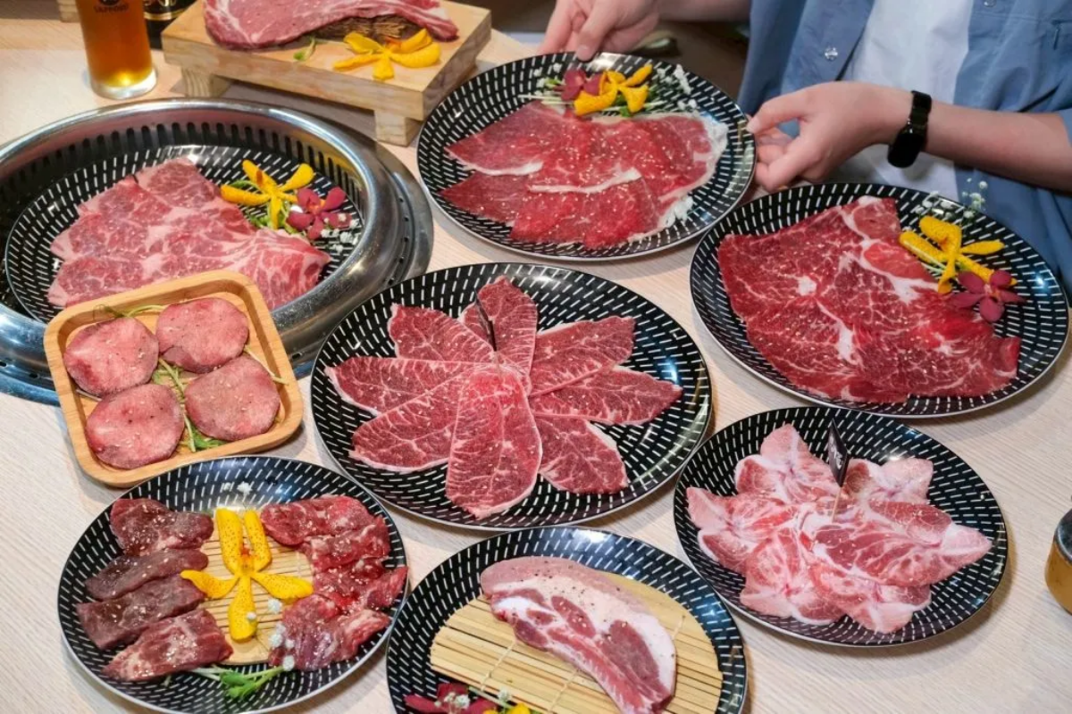 全台第一家軌道火烤兩吃!頂級海陸食材吃到飽689元起,加價啤酒無限暢飲 全台第一家軌道火烤兩吃!頂級海陸食材吃到飽689元起,加價啤酒無限暢飲