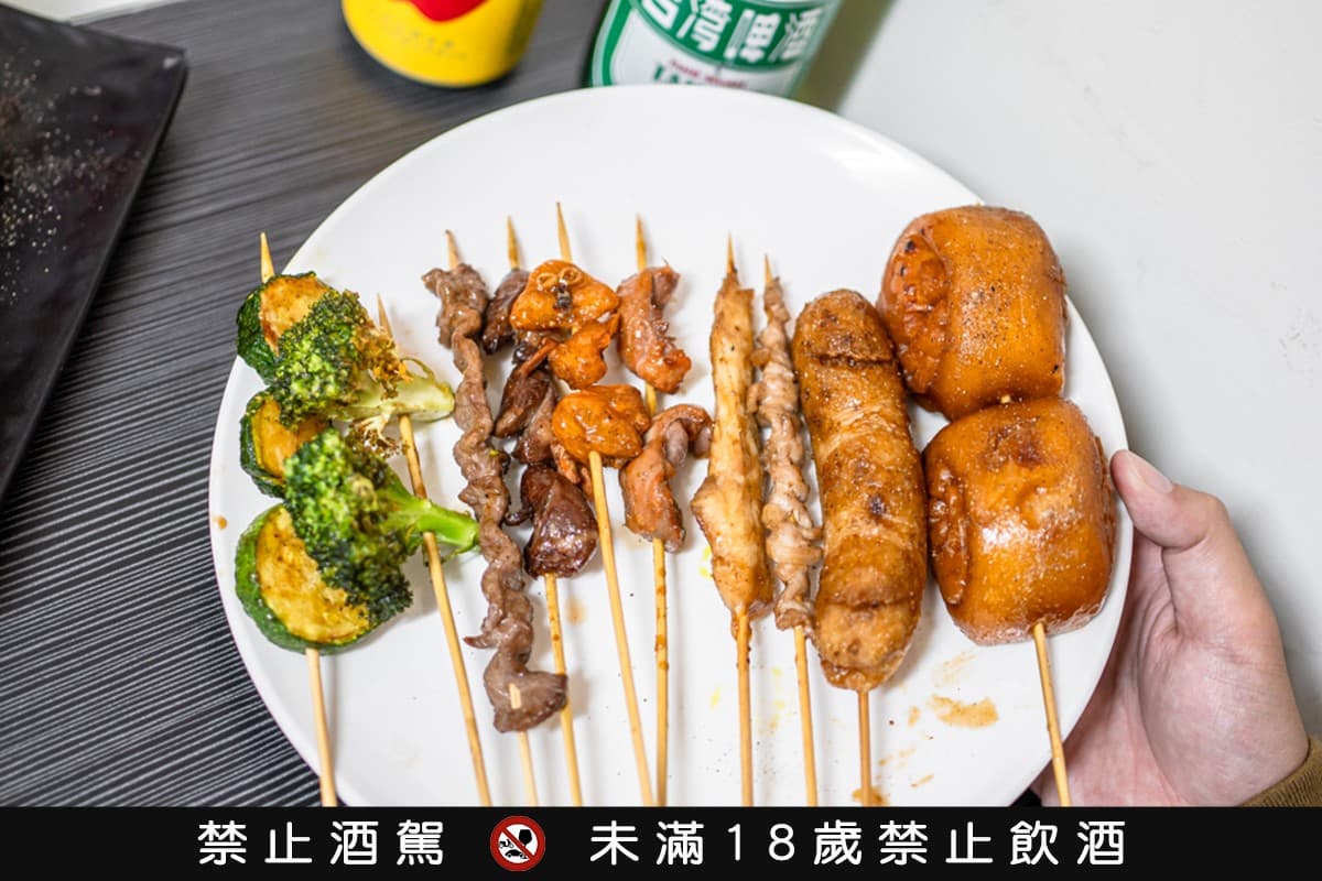烤串均一價17元!台中高CP值人氣串燒,肉串、蔬菜超過50種食材任選 烤串均一價17元!台中高CP值人氣串燒,肉串、蔬菜超過50種食材任選