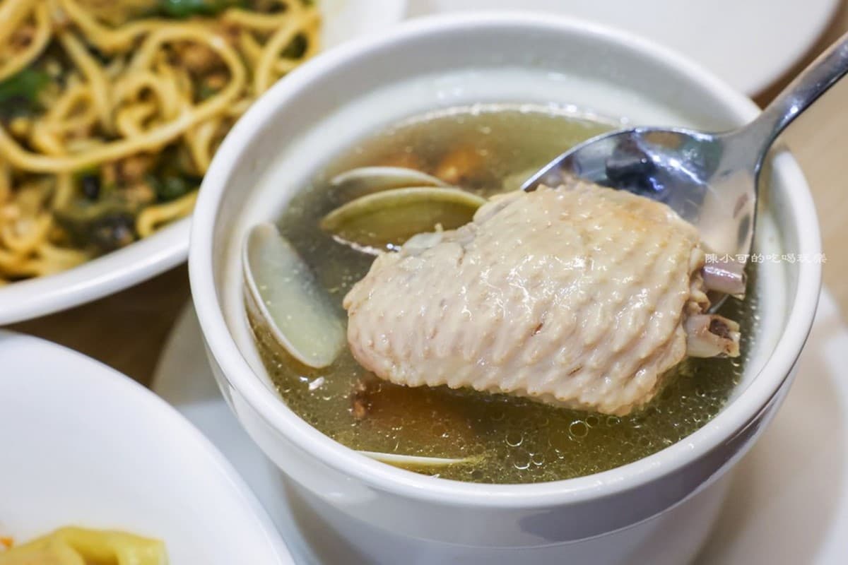 永和版「小鼎泰豐」再+1!排骨蛋炒飯、皮蛋麵銷魂噴香,滿料雞湯也必點 永和版「小鼎泰豐」再+1!排骨蛋炒飯、皮蛋麵銷魂噴香,滿料雞湯也必點