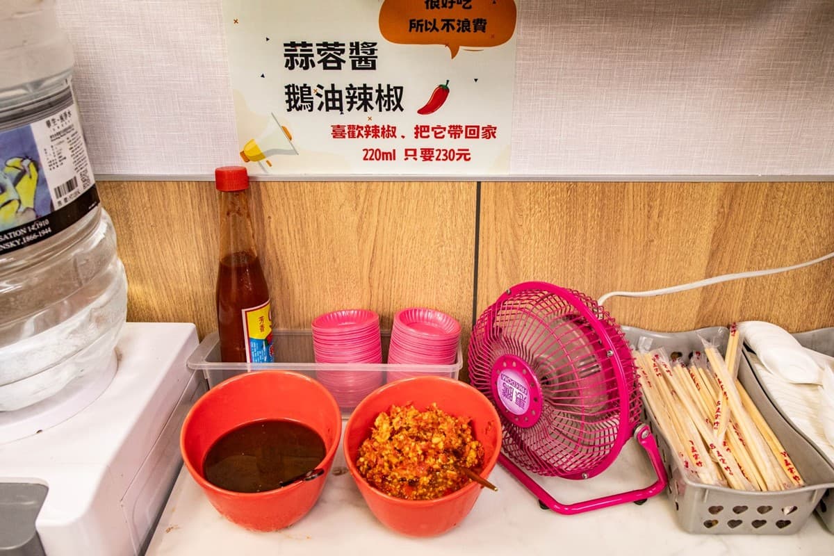 台中人激推高CP值鵝肉店!「鵝肉飯」肉量滿滿免百元,鵝肉湯免費喝到飽 台中人激推高CP值鵝肉店!「鵝肉飯」肉量滿滿免百元,鵝肉湯免費喝到飽