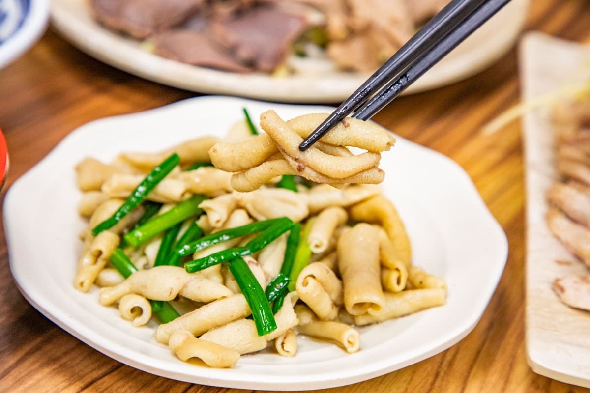 台中人激推高CP值鵝肉店!「鵝肉飯」肉量滿滿免百元,鵝肉湯免費喝到飽 台中人激推高CP值鵝肉店!「鵝肉飯」肉量滿滿免百元,鵝肉湯免費喝到飽