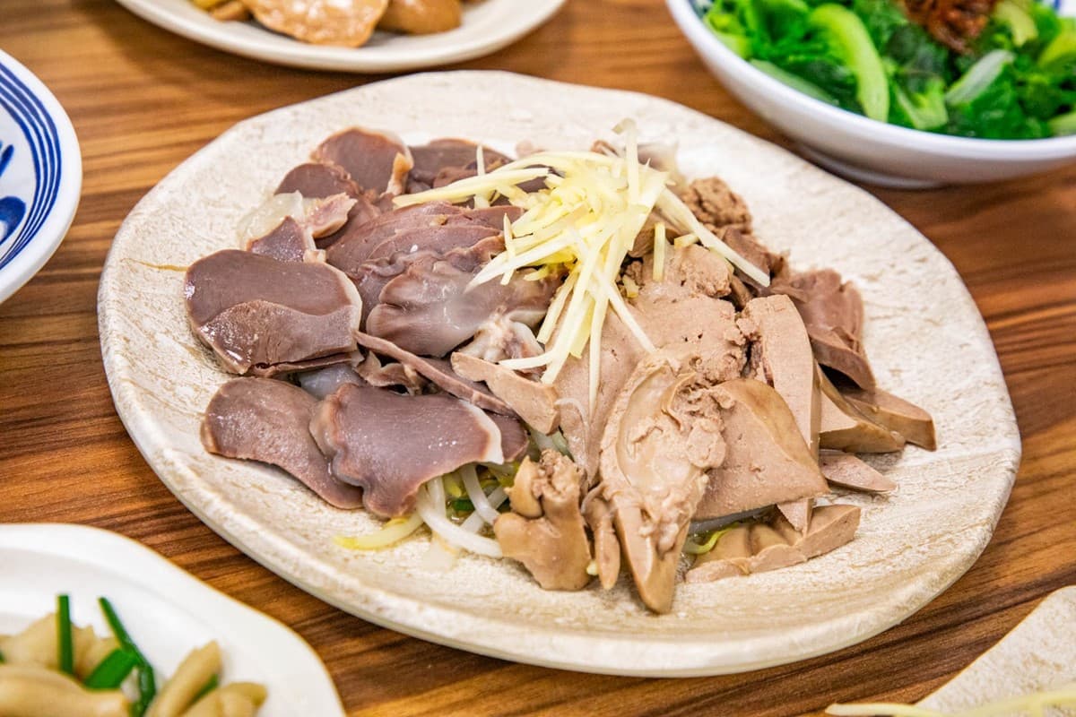 台中人激推高CP值鵝肉店!「鵝肉飯」肉量滿滿免百元,鵝肉湯免費喝到飽 台中人激推高CP值鵝肉店!「鵝肉飯」肉量滿滿免百元,鵝肉湯免費喝到飽