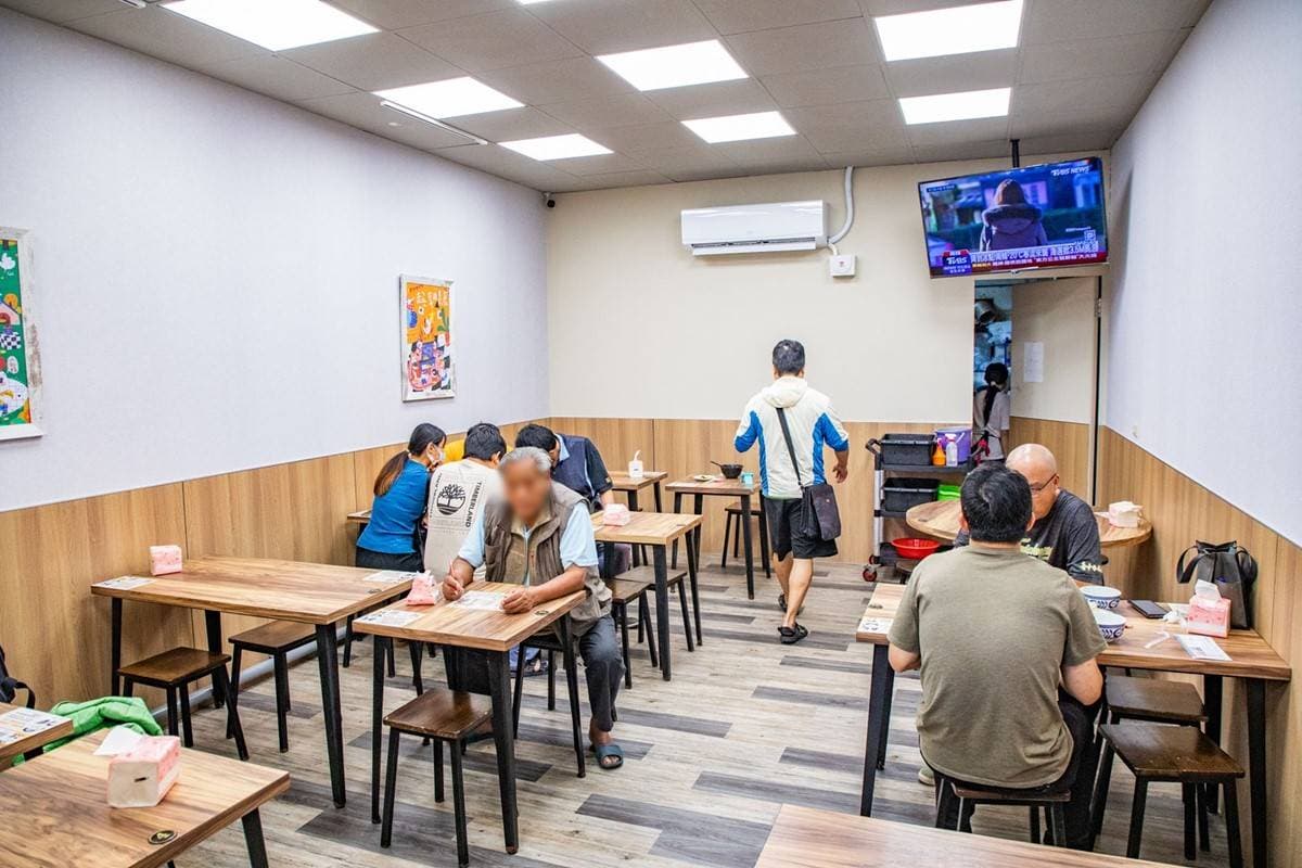 台中人激推高CP值鵝肉店!「鵝肉飯」肉量滿滿免百元,鵝肉湯免費喝到飽 台中人激推高CP值鵝肉店!「鵝肉飯」肉量滿滿免百元,鵝肉湯免費喝到飽