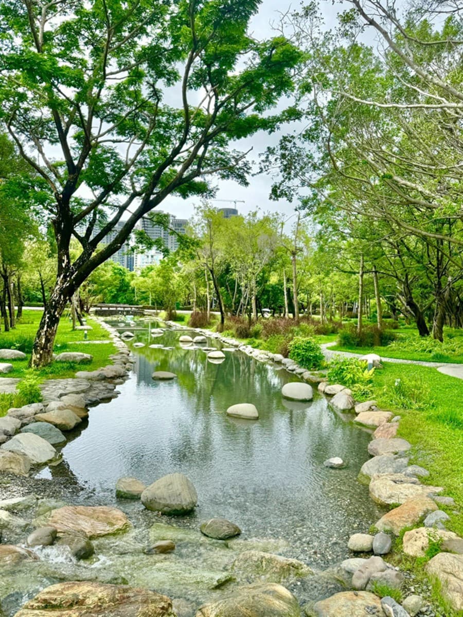 高雄免費玩水景點!森林系親水河道美翻,周邊逛美術館、藝術中心通通免門票 高雄玩水景點!森林系親水河道美翻,周邊逛美術館、藝術中心通通免門票。