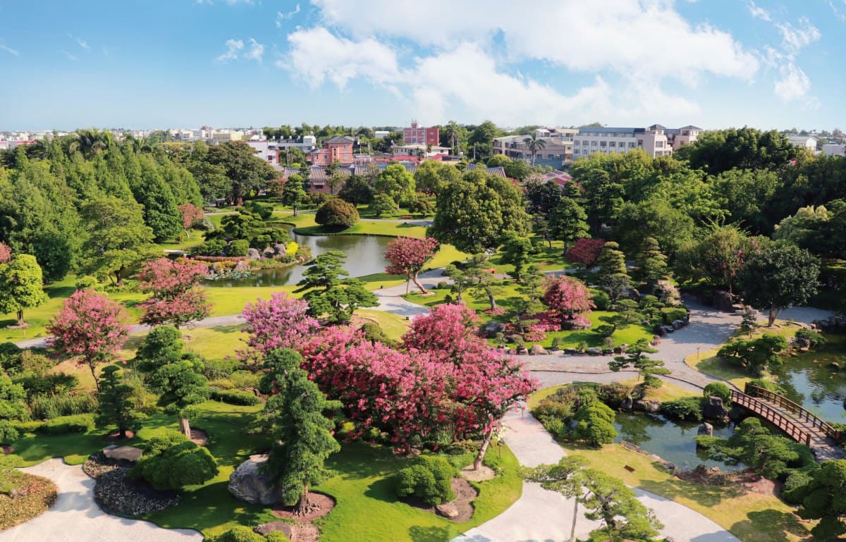 名字同音「端午節」連假免門票!開逛中部最美「百日紅花園」,日式庭園超好拍 中部最美「百日紅花園」在這!夢幻粉紅祕境超好拍,門票買一送一、兒童免費