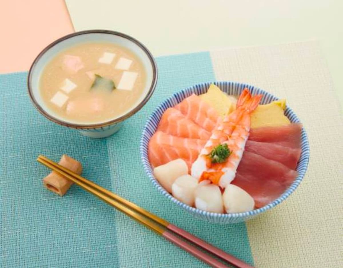 2品牌「鮭魚壽司買一送一」!1貫15元再送味噌湯,加碼海鮮丼買一送一 2品牌「鮭魚壽司買一送一」!1貫15元再送味噌湯,加碼海鮮丼買一送一