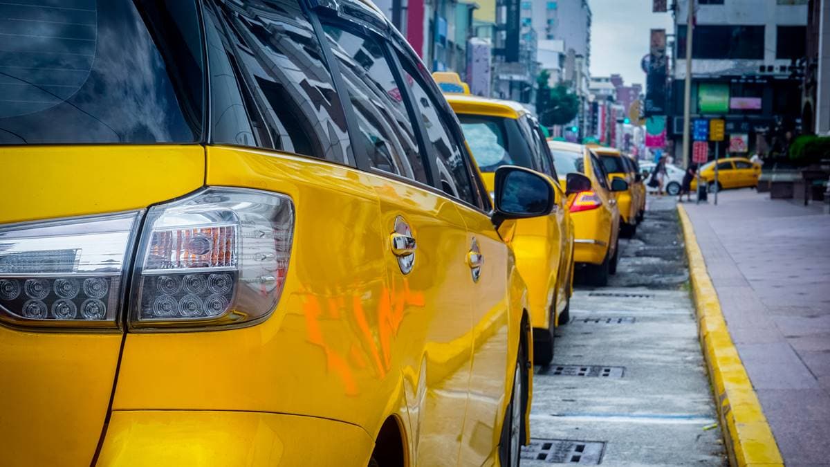 路邊停車要打雙黃燈嗎?方向燈打錯恐挨罰3600元,警察局揭正確做法