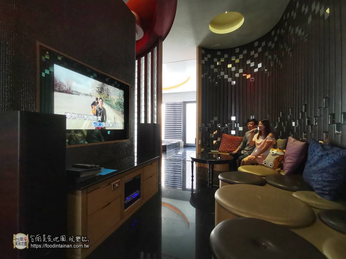2025高雄汽車旅館推薦Top14:南台灣最大、35種主題房、牛奶氣泡浴 2025汽車旅館推薦:印水涵觀景汽車旅館KTV