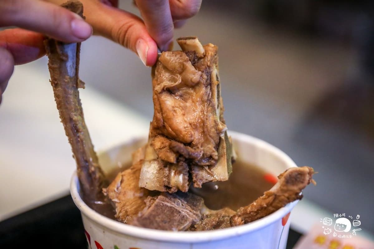 「饒河夜市」美食15選!隱藏版小吃+點心,順遊松山彩虹橋、蔦屋書店 饒河夜市美食2:陳董藥燉排骨