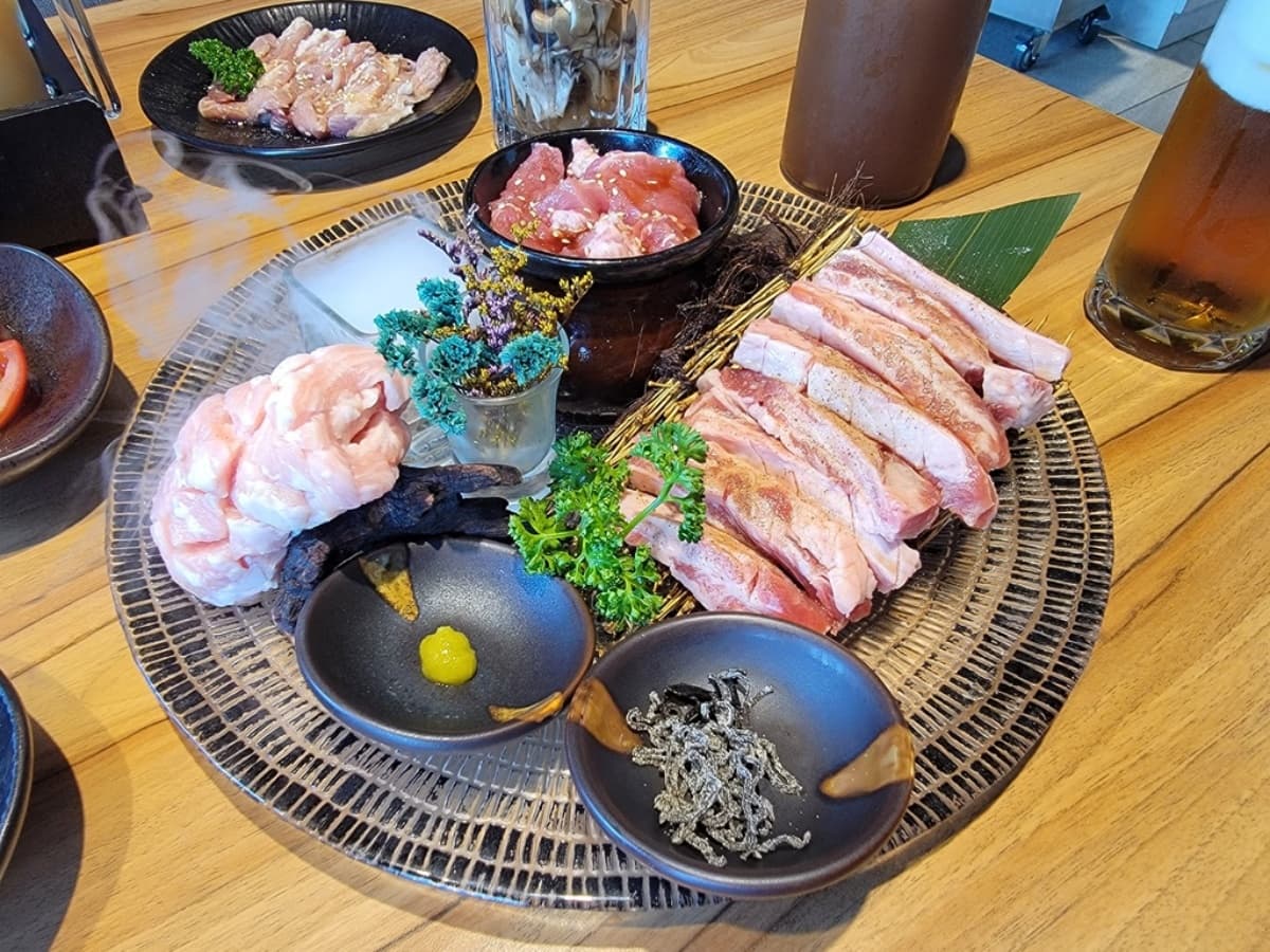 2026高雄燒肉推薦!14間燒肉吃到飽、平價單人燒肉、頂級燒肉統整 高雄燒肉推薦:燒肉無双