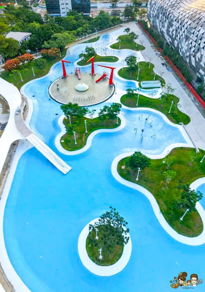 夏天就是要玩水!北中南10個「人氣玩水景點、免費公園」開放戲水時間一次看 高雄最大免費水樂園回歸!星光水岸公園重新開放,嗨玩氣墊樂園、逛美食市集