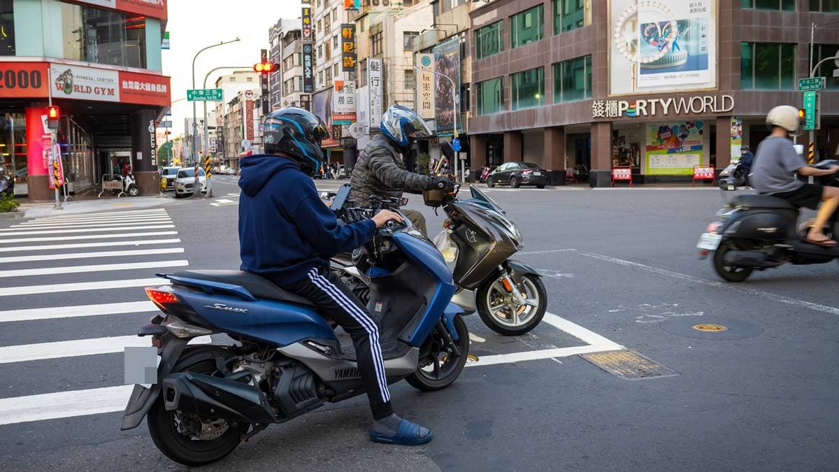 騎士們待轉注意!機車2段式左轉「仍被罰1800元」,警方曝違規原因 騎士們待轉注意!機車2段式左轉「仍被罰1800元」,警方曝違規原因