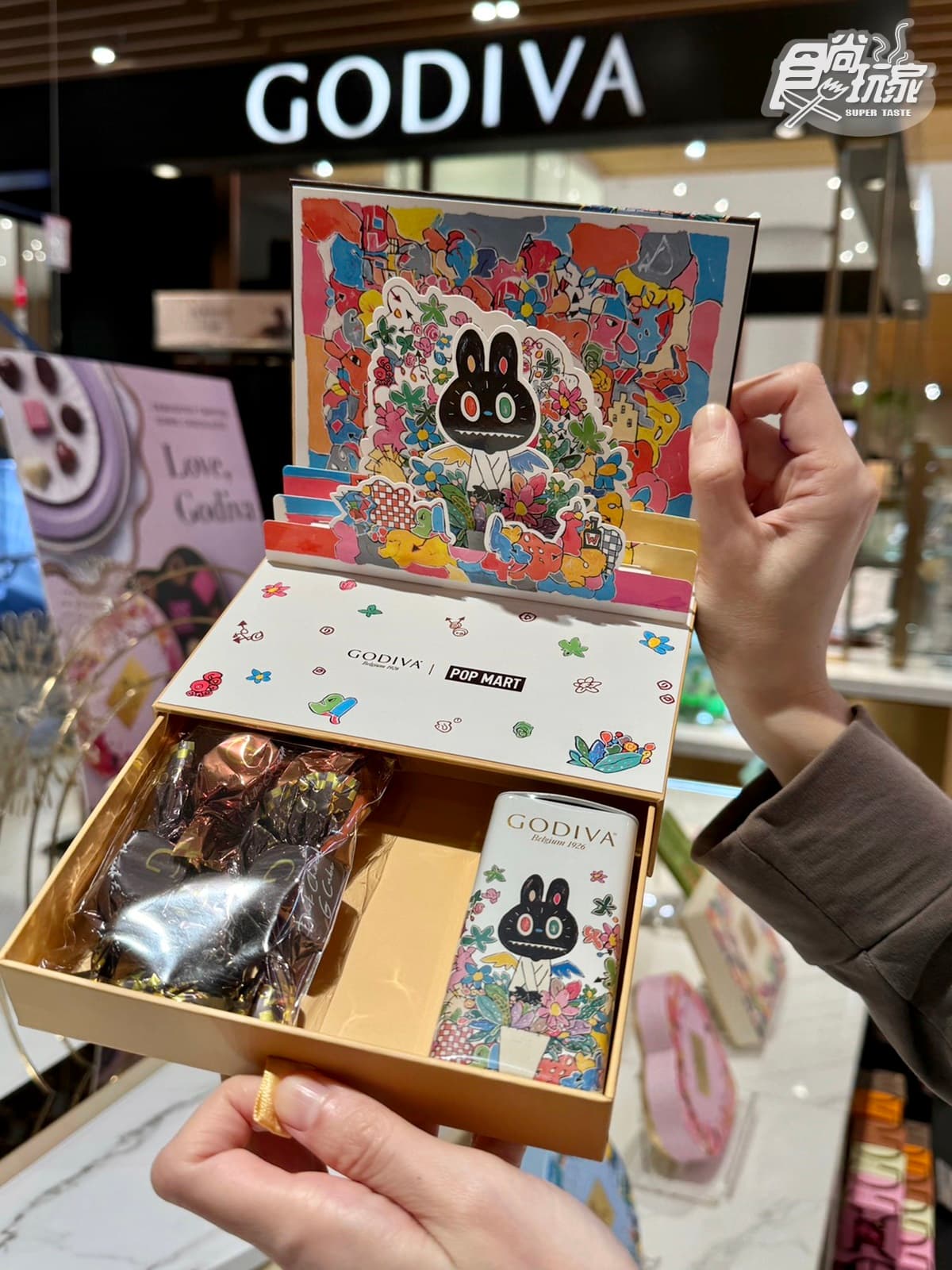 LABUBU霜淇淋送吊飾!「GODIVAxLABUBU」秋季榛果巧克力霜淇淋、熱飲、禮盒 LABUBU霜淇淋送吊飾!「GODIVAxLABUBU」秋季榛果巧克力霜淇淋、熱飲、禮盒