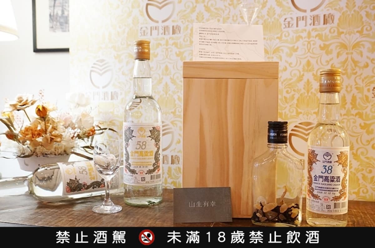 金門人最推這5款伴手禮!不只貢糖、高粱,金門伴手禮必買TOP10 經典金門伴手禮2:高粱酒