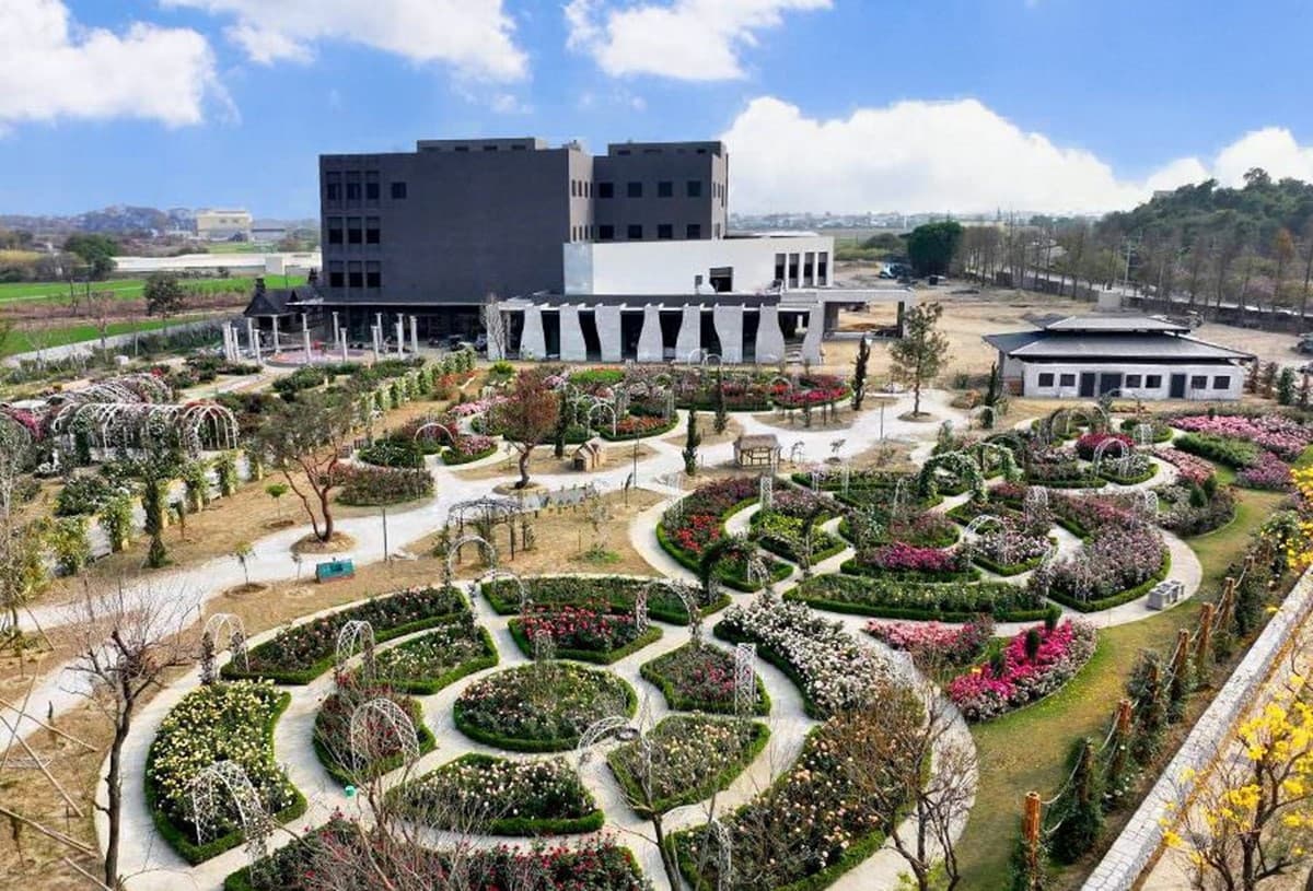全台最大「玫瑰花園」免費拍!超過20種玫瑰接力綻放,1招免費換哈根達斯 全台最大「玫瑰花園」免費拍!超過20種玫瑰接力綻放,1招免費換哈根達斯