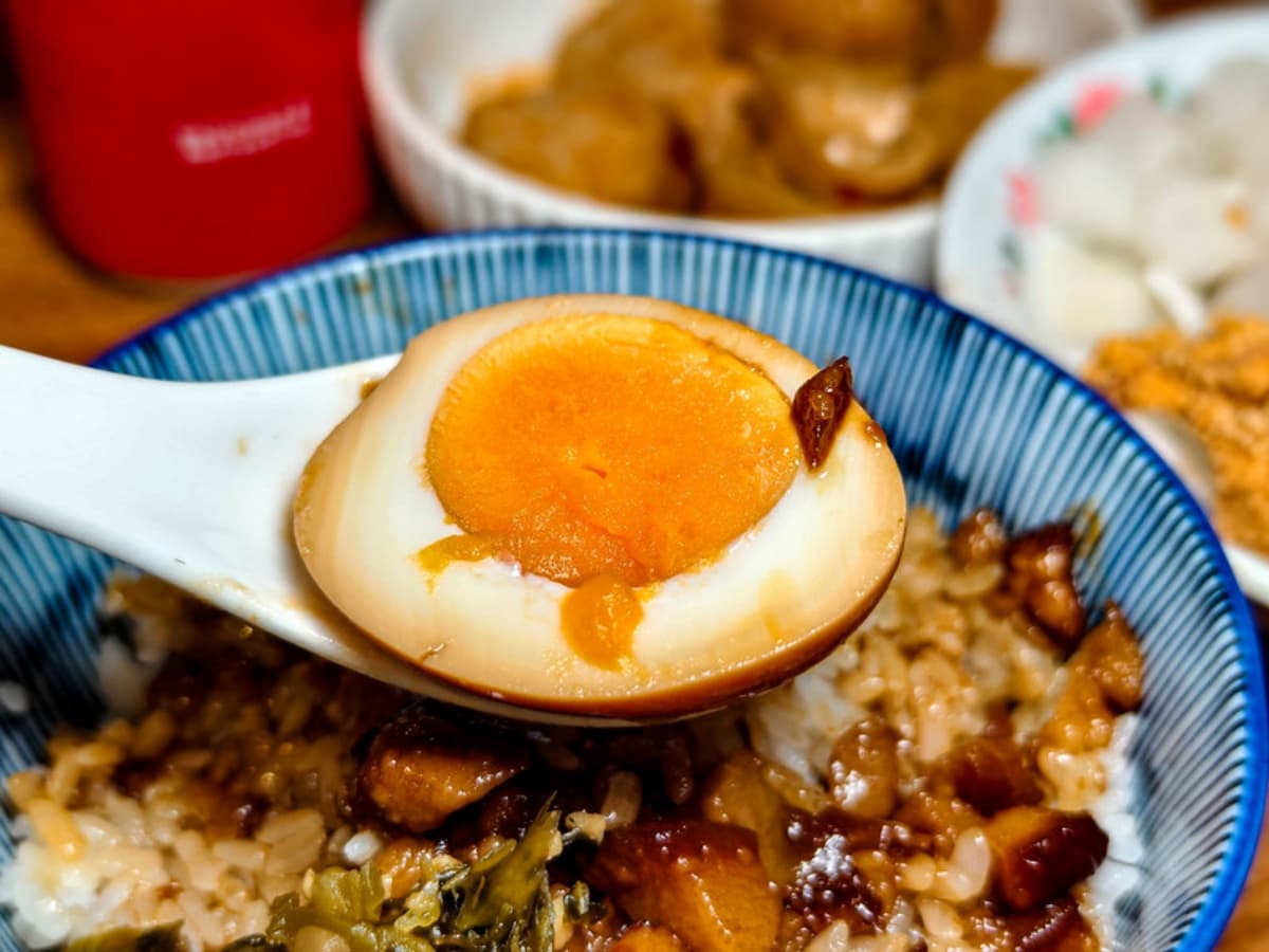台北神級滷肉飯!4個大男孩賣眷村味「搬家照樣客滿」,饕客:入口膠質滿滿 台北神級滷肉飯!4個大男孩賣眷村味「搬家照樣客滿」,饕客:入口膠質滿滿