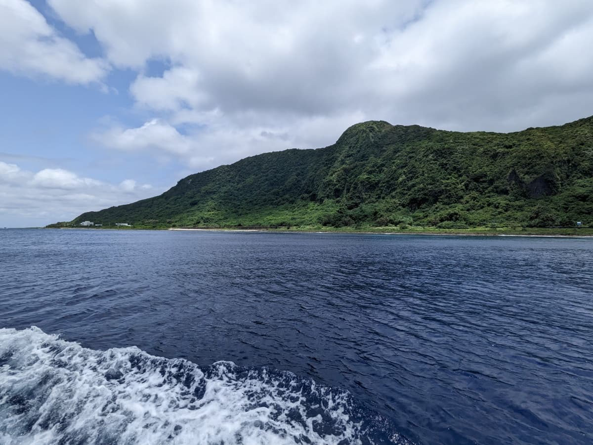 解鎖「超難吃牛肉麵」!綠島5家美食新推薦:帥哥老闆漢堡店、在地限定花生芡粿 綠島限定美食都在這!整隻炸飛魚丼飯、海草系蔥抓餅,沒吃別說你來過