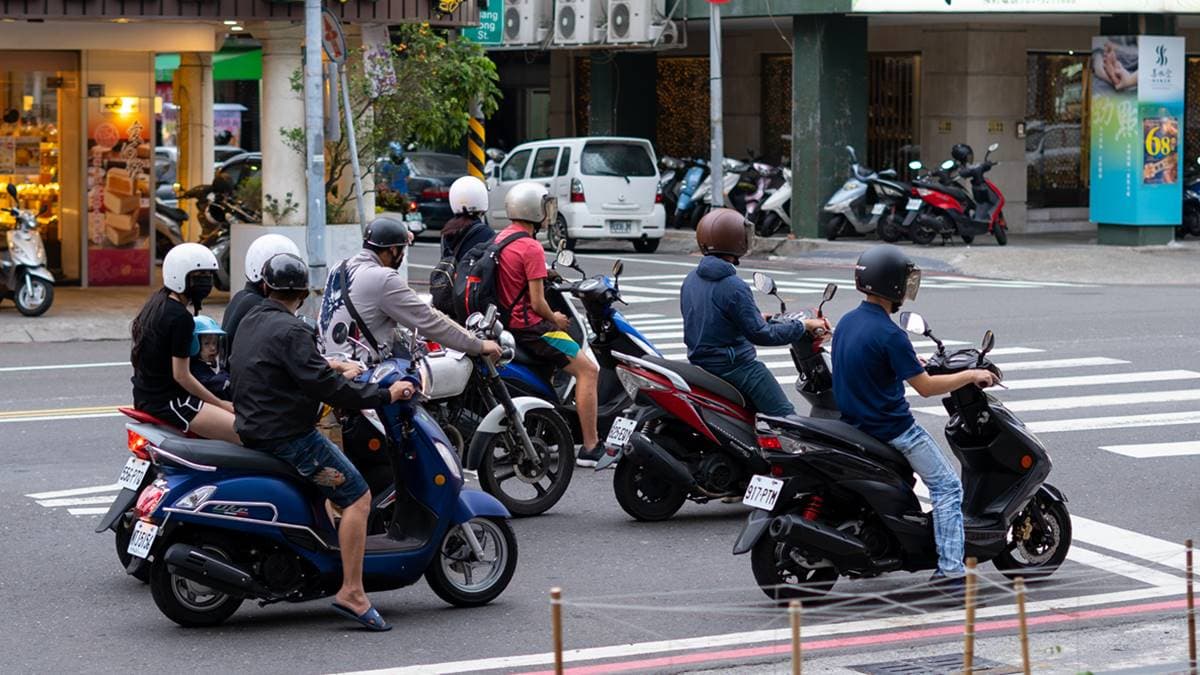 騎車禮讓行人過斑馬線仍被開罰!警方揭關鍵原因,違規最重罰6000元